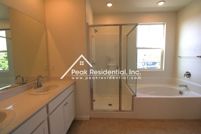 Building Photo - Newer 4bd/3ba Folsom Home with 2 Car Garage
