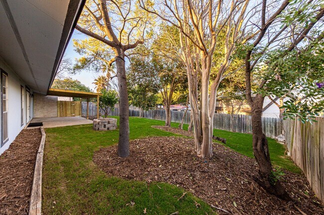 Building Photo - BEAUTIFULLY RENOVATED ONE STORY HOME IN A ...
