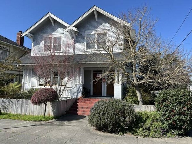 Building Photo - 2-3 Bedroom Apartment in Historic House