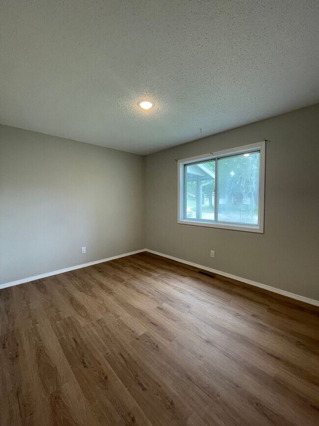 Building Photo - Great Location 3 bedroom 1 bath 1car garage