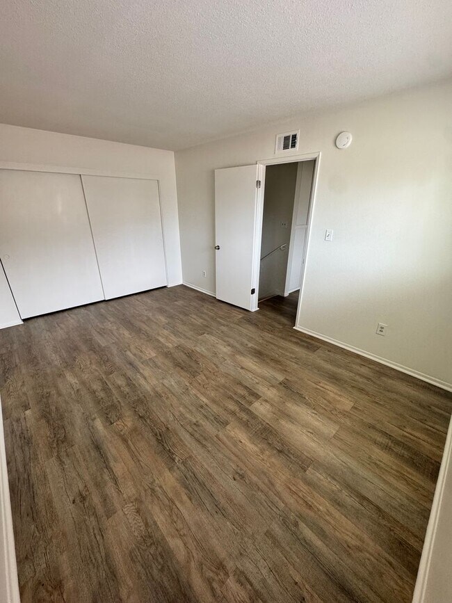 Building Photo - 2210-2212 E Avalon Ave