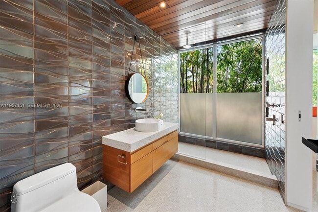 Building Photo - 244 W San Marino Dr