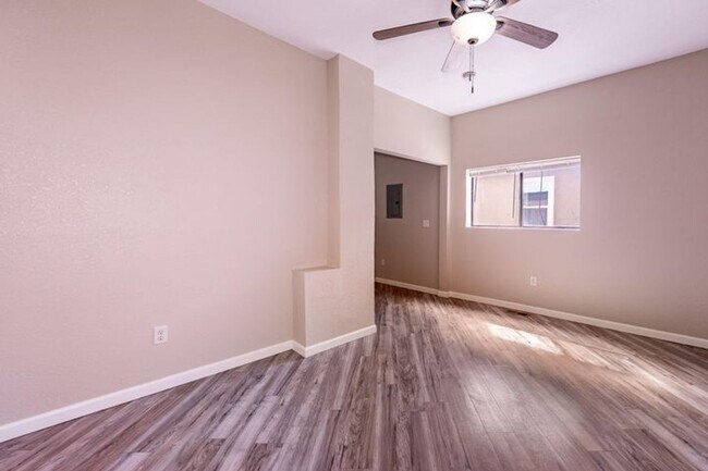 Building Photo - 2 Bed Home walking distance to College and...