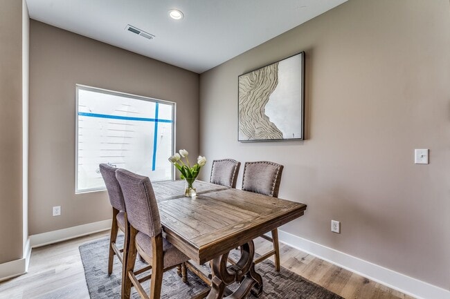 Building Photo - Skyway-Maxine Plan