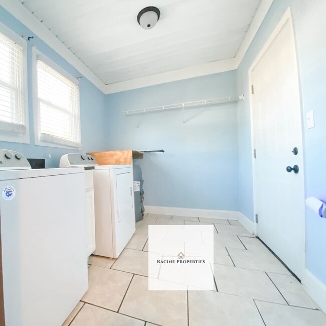 Building Photo - Cozy Two Bedroom Located Near Downtown Cli...