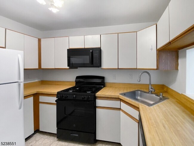 Building Photo - 366 McDowell Dr