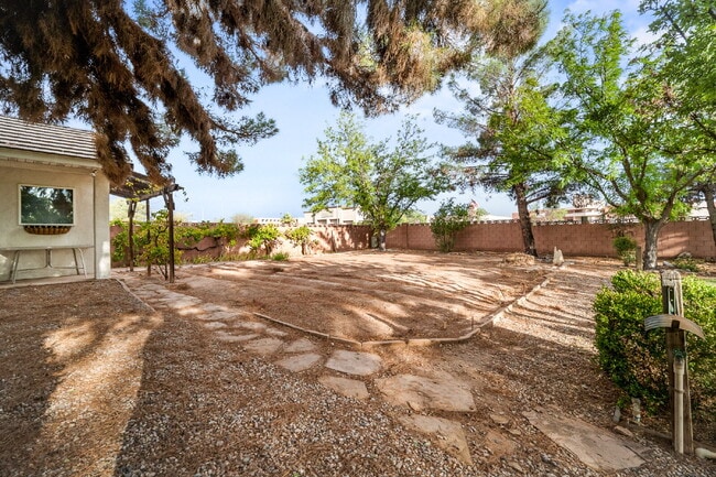 Building Photo - "Spacious 4-Bedroom, 4.5 Bathroom 4792 sq. ft. Retreat with Scenic Views and Cozy Fireplace in St...