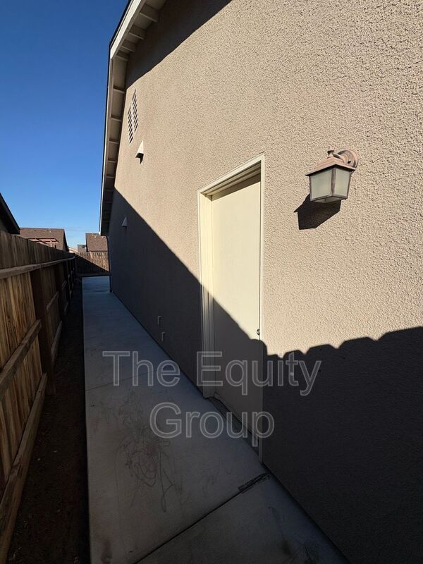 Building Photo - 2134 E Delta Ct