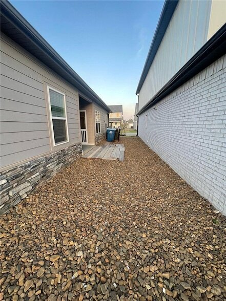 Building Photo - 2310 SW Poppy St