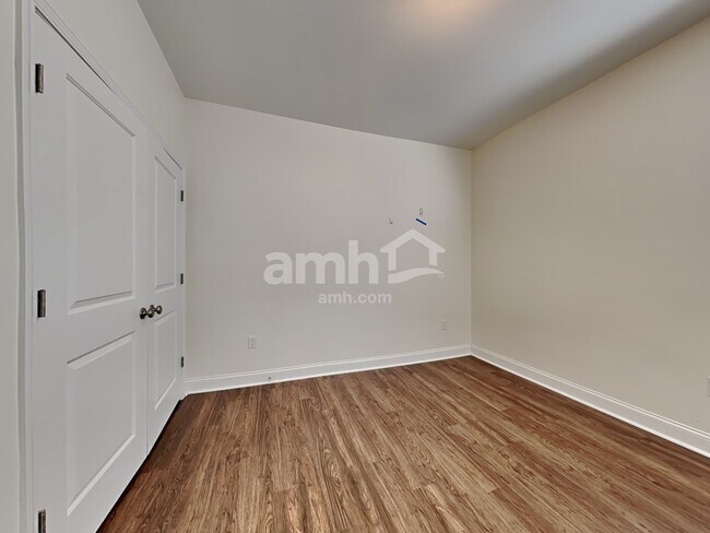 Building Photo - 227 Swan Dr