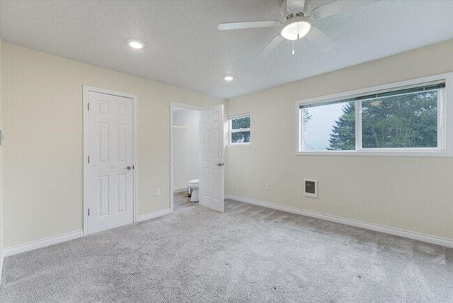 Building Photo - THREE BEDROOM THREE BATH ON ONE HALF ACRE IN KELSO
