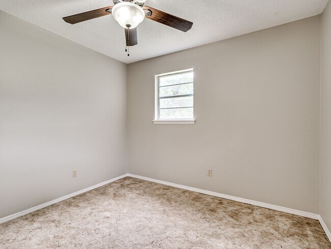 Building Photo - Cute home in Shawnee
