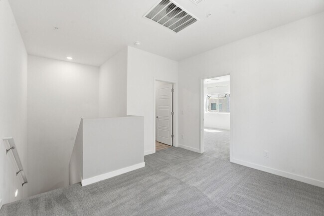 Building Photo - Stylish 2-bedroom, 2.5 bathroom townhouse in a desirable Phoenix location!