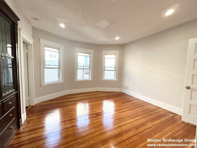 Building Photo - 31 Sudan St