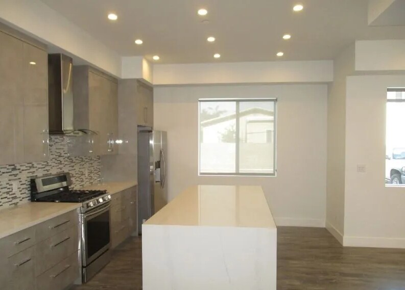 Building Photo - 1211 N Mariposa Ave