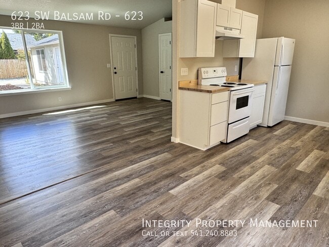 Building Photo - 623 SW Balsam Rd