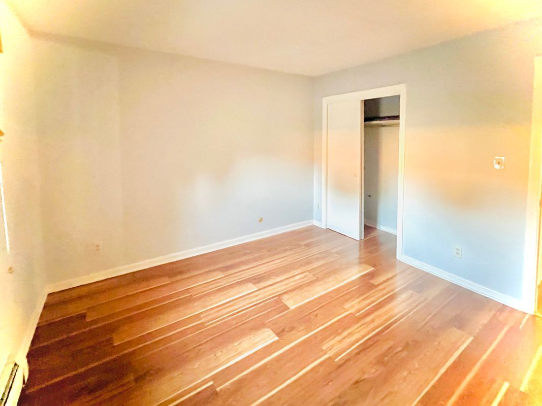 Building Photo - 549 Russell Rd