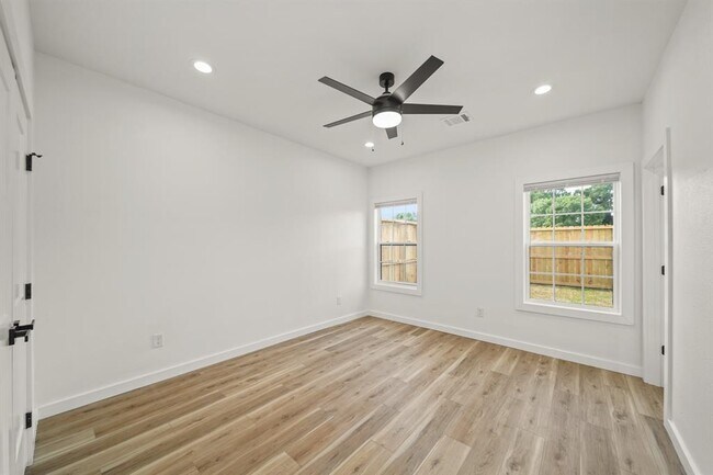 Building Photo - 6206 Lyndhurst Dr