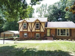 Building Photo - Charming split level home located in the Mcclintock Woods Community in Charlotte!