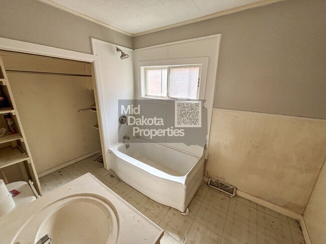 Building Photo - 502 E 3rd-6 bedroom, 2 bathroom house