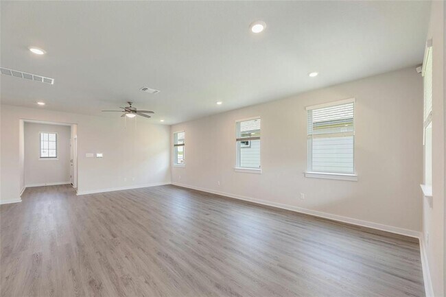 Building Photo - 512 Clearlake Dr