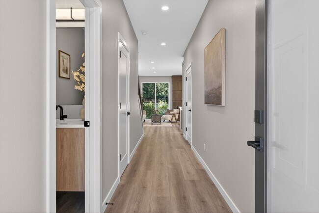 Building Photo - 10905 SE Home Ave