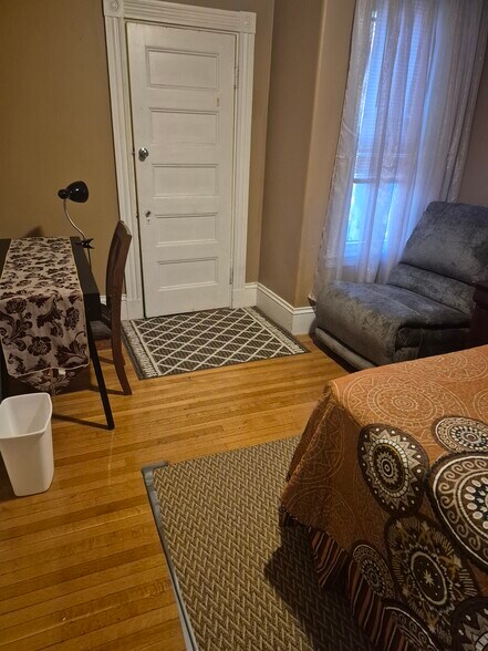 Building Photo - 35 Algonquin St