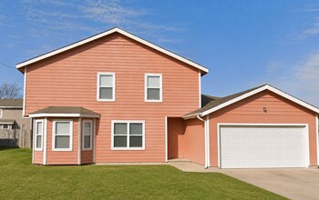 Building Photo - Great 3 Bed 1.5 Bath 2 Car Garage Split (2 floors) Duplex
