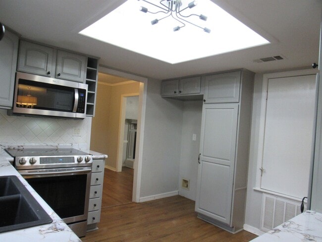 Building Photo - 303 Merganzer Dr