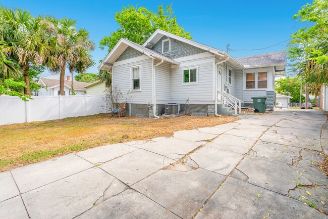 Building Photo - Charming 2 Bed, 2 Bath Home Near the World...