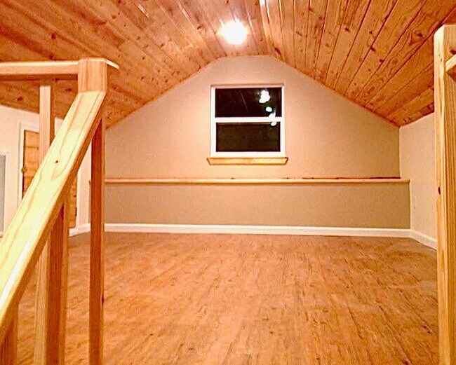 Building Photo - 2/2 w/ Loft - Electric Included!