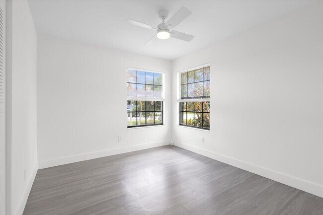 Building Photo - 841 NW Riverside Dr