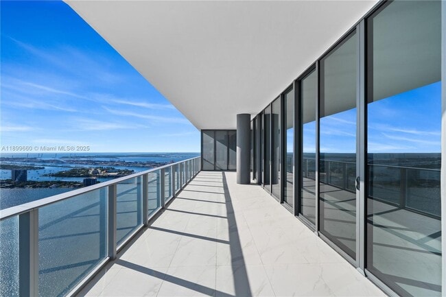 Building Photo - 700 NE 24th St