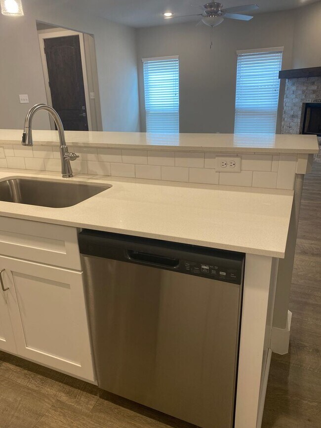 Building Photo - Coming soon! Darling 3/2/2 Fireplace - Walk in Shower - commuter friendly