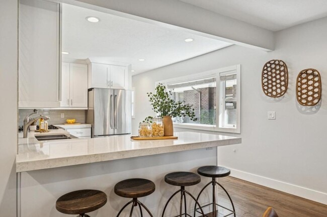 Building Photo - 1041 Yale Ave S