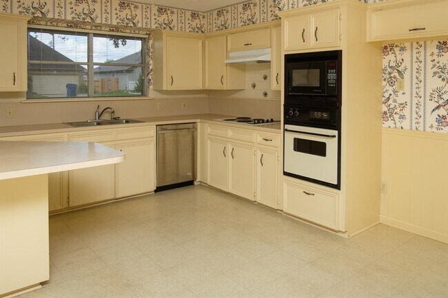 Building Photo - 9231 Kostelnik St