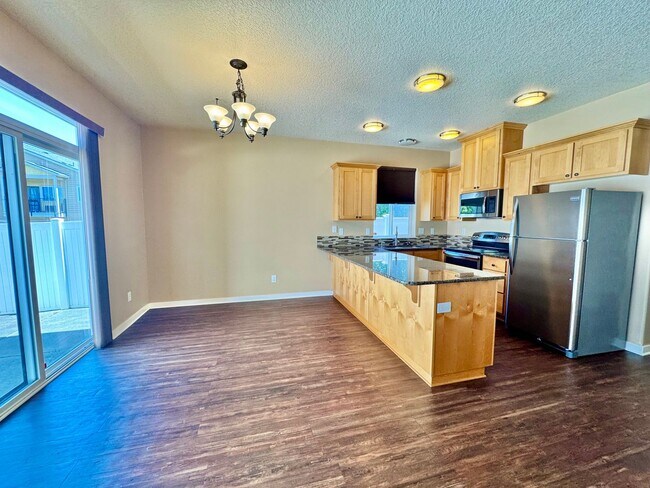 Building Photo - COMING SOON - EZ access to 205 within minu...