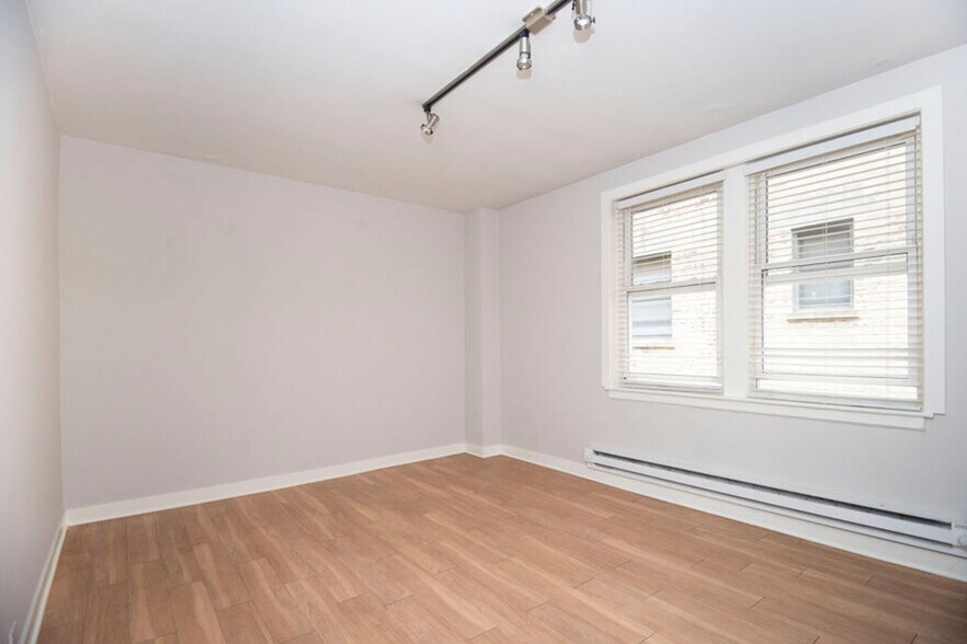Building Photo - 517 W Belmont Ave