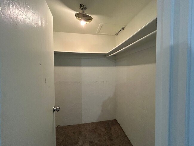 Building Photo - 400 E 4 plex