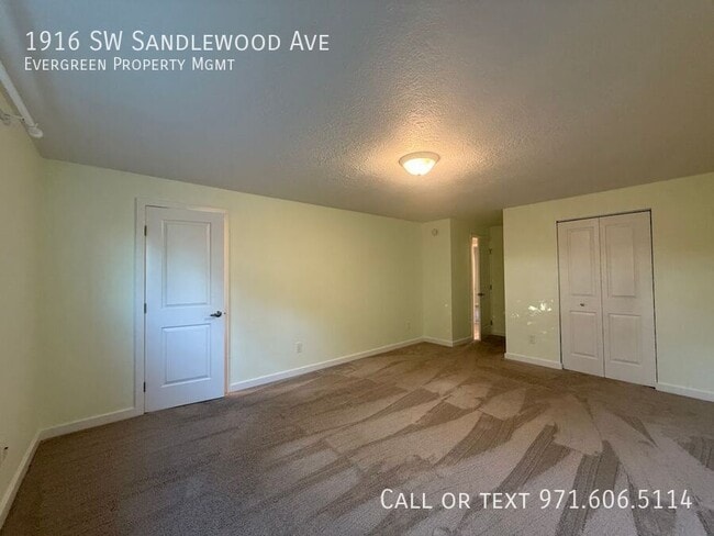 Building Photo - 1916 SW Sandlewood Ave
