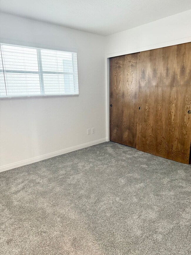 Building Photo - Stylish Condo in Mission Hills