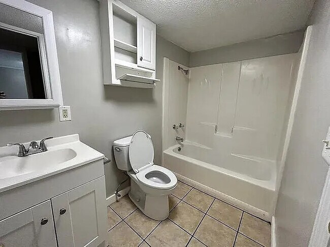 Building Photo - 3 Bedroom 1.5 Bathroom