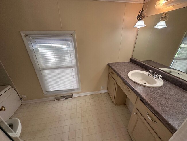 Building Photo - 3 Bedrooms- 2 Bathrooms- House in Armuchee!