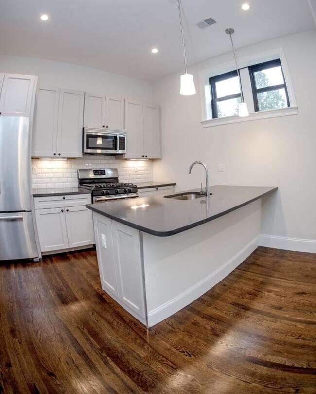 Building Photo - 2 bed in the South End.... Sept 1st move