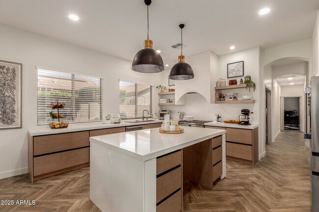 Building Photo - 10502 E Posada Ave