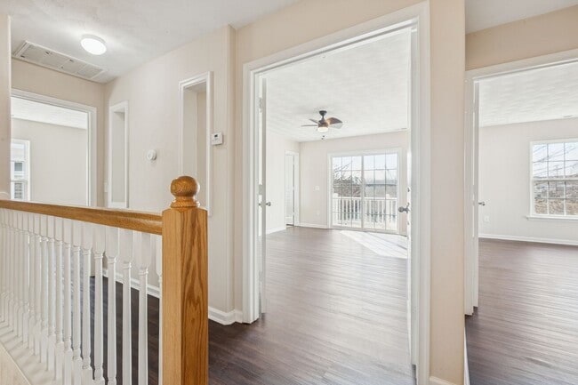 Building Photo - Suffolk Condo- Ready for move in