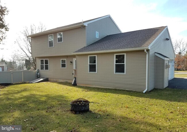 Building Photo - 914 Tuckerton Rd