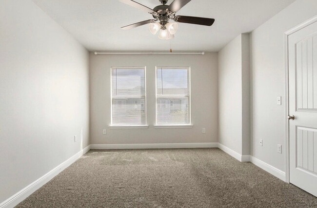 Building Photo - Welcome to 1881 Point Dr.!