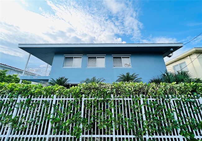 Building Photo - 2033 Calais Dr