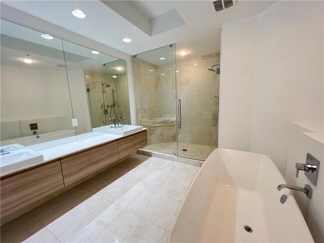 Building Photo - 17301 Biscayne Blvd